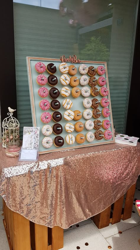 Donut Party Display, Donut Table Ideas, Sweet 16 Donut Wall, Birthday Donut Display, Mini Donut Wall Diy, Birthday Party Food Display Ideas, Donut Set Up Ideas, Donut Display Birthday, Donut Wall Ideas