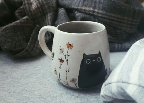 Handpainted Ceramic Mugs, Easy Mug Painting Designs, Pottery Painting Cat Mug, Cat Mug Painting Ideas, Hand Paint Mug, Cat Mug Ceramic, Mug Cat Design, Cute Mug Ideas Paint, Cat Mug Painting