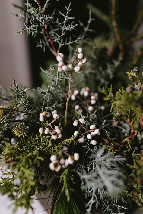 Christmas Pine Centerpieces, Winter Greenery Centerpiece Round Table, Winter Greenery Arrangements, Forest Green Centerpieces, Foraged Floral Arrangements, Hygge Holiday, Winter Flowers Aesthetic, Winter Foliage, Green Christmas Table Decor