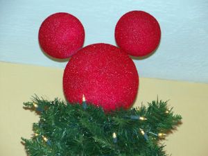 DIY Mickey Mouse Tree Topper! Mickey Mouse Tree Topper, Mickey Mouse Tree, Disney Tree Topper, Diy Mickey Mouse, Mickey Mouse Christmas Tree, Snow Recipe, Disney Xmas, Diy Tree Topper, Disney Christmas Decorations