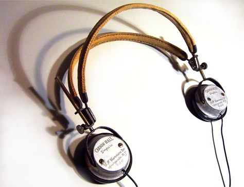 This is a set of vintage 1930s radio earphones converted into something you can use with your Ipod. It's very cool - may try it myself one day. Steampunk Keyboard, Steampunk Workshop, Steampunk Computer, Hifi Audiophile, Dieselpunk, Audiophile, Over Ear Headphones, Headset, In Ear Headphones