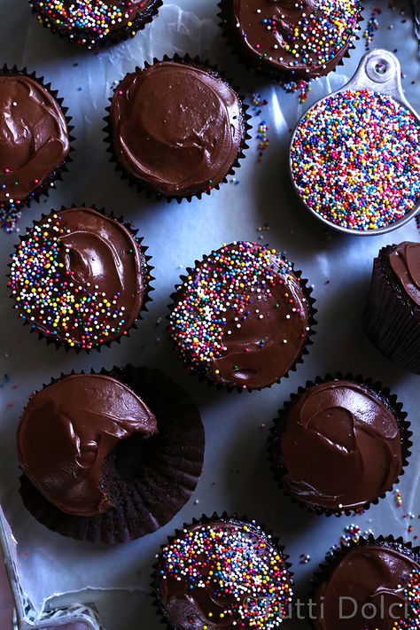 Homemade Chocolate Cupcakes, Mini Torte, Fudge Frosting, Köstliche Desserts, Chocolate Frosting, Easy Chocolate, Food Cakes, Homemade Chocolate, Chocolate Cupcakes