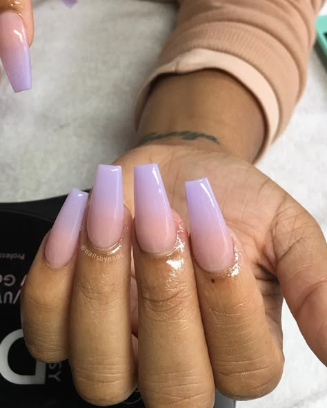 Lavender ombré ☺️ Acrylic Nails Natural, Purple Ombre Nails, Ombre Acrylic, Nail Art Halloween, Ombre Nail Art Designs, Lilac Nails, Nails Ombre, Lavender Nails, Ombre Acrylic Nails