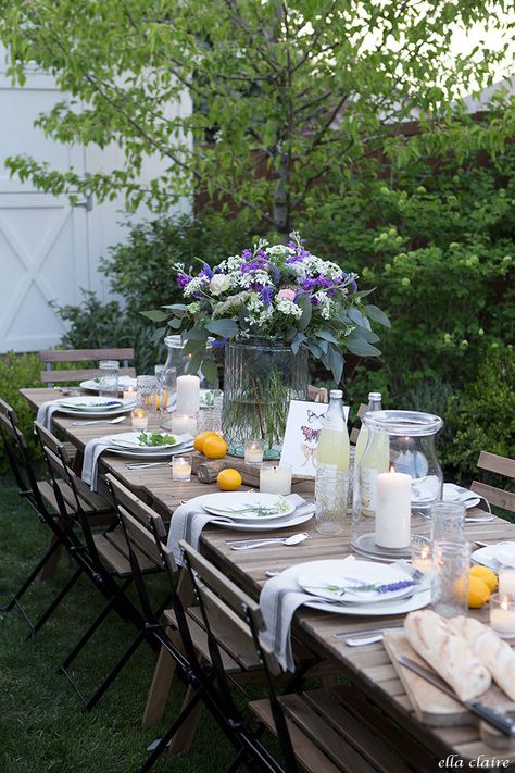 Garden themed entertaining for Mother's day Home Decorating Ideas Living Room, Decor Kitchen Ideas, Summer Table Settings, Vintage Seed Packets, Spring Tablescapes, Outdoor Dinner, Mothers Day Brunch, Summer Tables, Pretty Tables