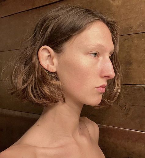 Women With Hooked Noses, Big Nose Short Hair, Big Nose Hairstyle, Short Hair Big Nose, Short Androgynous Haircut, Nose Aesthetic, Aquiline Nose, Hooked Nose, Pale Women