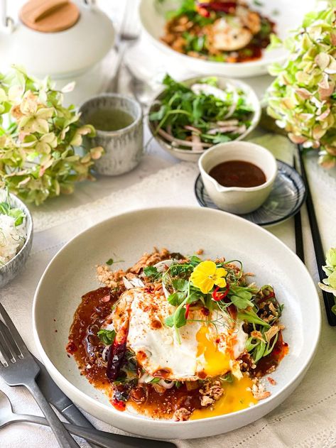 Asian Brunch Ideas, Asian Brunch, Thai Breakfast Recipes, Asian Fried Egg, Thai Brunch, Asian Fusion Brunch, Egg Korean Dish, Chili Crisp Fried Egg, Chili Oil Fried Eggs