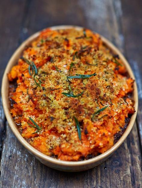 Vegan shepherd’s pie  A rich, hearty filling topped with gorgeous root-veg mash and zesty breadcrumbs for a super-crisp finish makes this dish really special Veggie Pies, Vegan Shepherds Pie, Dinner Aesthetic, Plats Healthy, Shepherds Pie Recipe, Easy Veggie, Cook Chicken, Recipes Sweet, Shepherds Pie