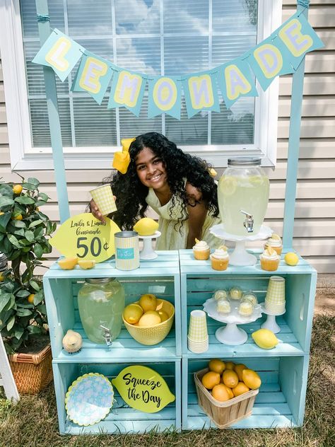 Laila and Liam’s Lemon Love | CatchMyParty.com Lemonade Stand With Crates, Lemon Aid Stand Diy, Lemon Signs Diy, Lemonade Stand Party Ideas, Lemonade Stand Ideas Diy, Lemonade Stand Poster Ideas, Lemonade Stand Ideas For Kids, Crate Lemonade Stand, Easy Diy Lemonade Stand