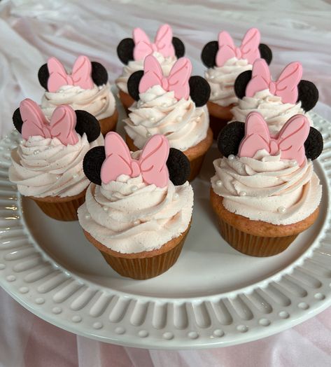 Pink Minnie Cupcakes, Minnie Birthday Cupcakes, Pink Minnie Mouse Cupcakes, Diy Minnie Mouse Cupcakes, Minnie Mouse Strawberry Covered, Minnie Mouse Cupcakes Ideas, Mini Mouse Cupcakes Ideas Pink, Muffins For Birthday, Minnie Mouse Birthday Cupcakes