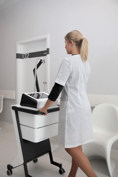 Robot Medical 프로젝트 | Behance의 사진, 비디오, 로고, 일러스트레이션 및 브랜딩 Medical Trolley Design, Medicine Design, Interactive Kiosk, Medical Cart, Medical Carts, Computer Cart, Medical Device Design, Small Business Advertising, Cart Design