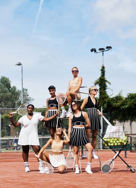 Team Tennis Pictures Photo Ideas, Badminton Photoshoot Ideas, Tennis Team Photo Ideas, Tennis Group Photo Ideas, Amira Adeeb, Aesthetic Sports Wallpaper, Retro Tennis Photoshoot, Tennis Pose, Sporty Photoshoot