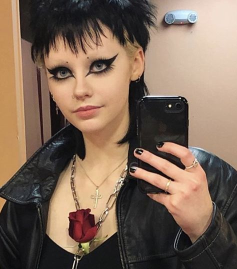 Shaved Eyebrows Goth, Shaved Brows Makeup, Alt Eyebrows, No Eyebrows Makeup Look, Shaved Brows, Shaved Eyebrows, Shave Eyebrows, Dark Makeup Looks, Rave Makeup