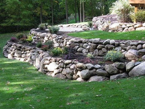 Retaining Rock Wall Ideas for a Sloped Yard - Happy Haute Home Free Landscape Design, Landscape Ideas Front Yard Curb Appeal, Backyard Retaining Walls, Landscape Design Software, Rock Retaining Wall, Sloped Backyard Landscaping, Earth Landscape, Sloped Yard, Sloped Backyard