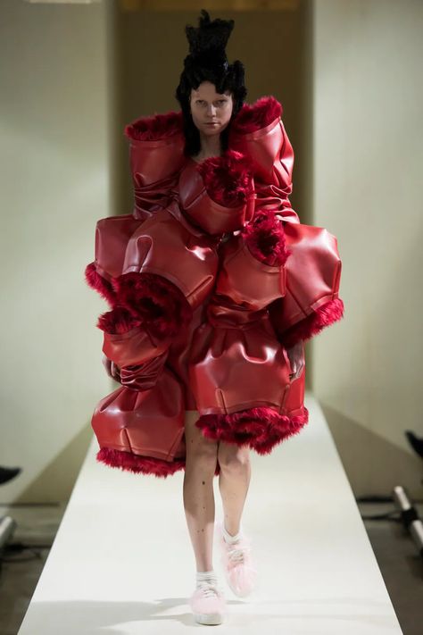 Rei Kawakubo Comme Des Garcons, Sculptural Fashion, Anti Fashion, Fall Fashion 2016, Rei Kawakubo, Avant Garde Fashion, Fall Winter 2016, Fall 2016, Japanese Fashion