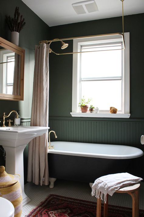 Dark Green Bathroom with Claw Foot Tub Vintage Clawfoot Tub Bathroom, Clawfoot Bathroom, Bathroom Wainscoting Ideas, Clawfoot Tub Bathroom, Bathroom Wainscoting, Vintage Clawfoot Tub, Dark Green Bathrooms, Color Bathroom, Black Tub