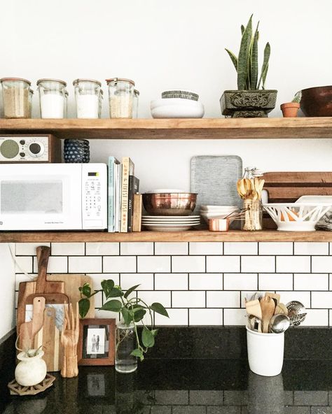 Deel jouw favoriete ingredienten heel eenvoudig met je visite door deze tentoon te stellen in je keuken Cookbook Storage, Desain Pantry, Decor Ikea, Shelving Design, Trendy Kitchen, White Tiles, Decor Minimalist, Kitchen Remodel Idea, Kitchen Shelves