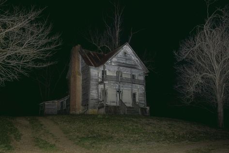 Ghost Aesthetic, Ghost Hunting Equipment, Dream House Aesthetic, Creepy Houses, House Aesthetic, Ghost And Ghouls, Space Cowboys, Southern Gothic, Weird Dreams