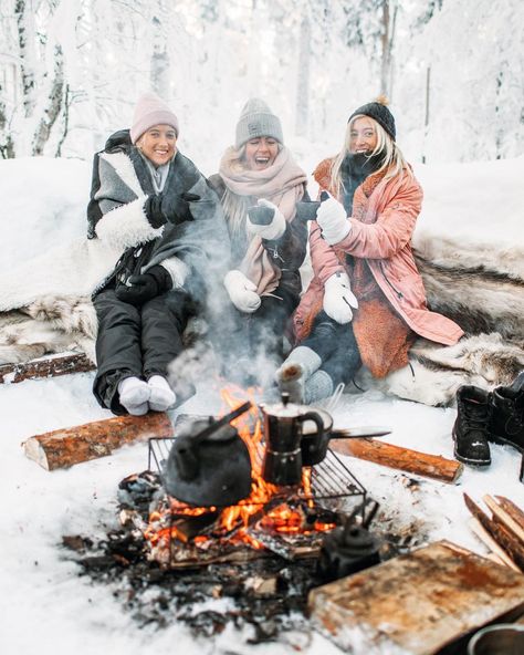 Finland Bucket List | Roast marshmellows by campfire in the snow in Finland #travel Lauren Bullen, Camp Coffee, Visuell Identitet, Mini Bars, Winter Cabin, Camping Coffee, Winter Love, Winter Inspo, Winter Camping