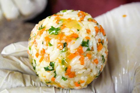 Korean Rice Balls Recipe, Korean Food Rice, Korean Rice Cake Recipe, Rice Cake Balls, Tuna Rice Balls, Korean Rice Balls, Rice Balls Recipe, Korean Food Side Dishes, Tuna Rice