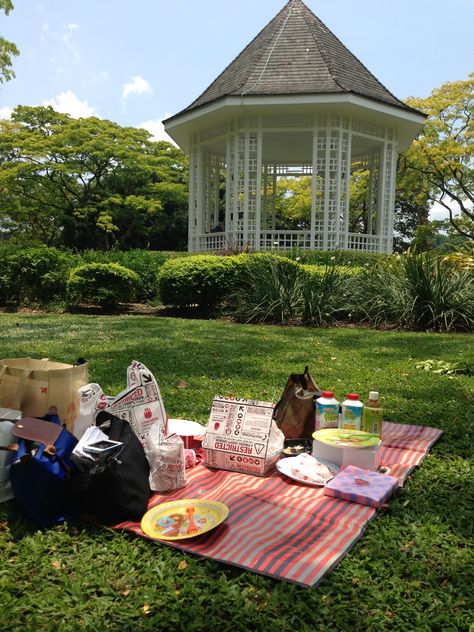 Picnic at Botanical Garden Singapore Botanical Garden Date, Singapore Things To Do, Wishlist Board, Singapore Attractions, Cottage In The Forest, Singapore Trip, Malaysia Truly Asia, Singapore Garden, Singapore Hotels