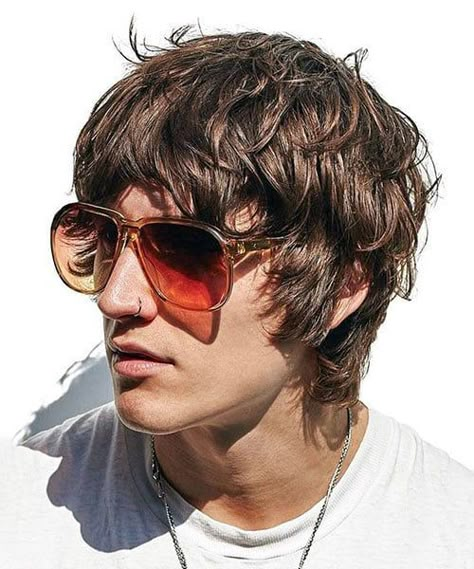 Textured Wavy Retro Shag. This classic surfer hairstyle for men is attractive, easy to create and will stand out at the beach. 70s Hairstyles Men, 70s Haircuts, Surfer Hairstyles, Surfer Hair, Mod Hair, 70s Hair, Shaggy Haircuts, Mens Hairstyles Thick Hair, Corte De Cabelo Masculino