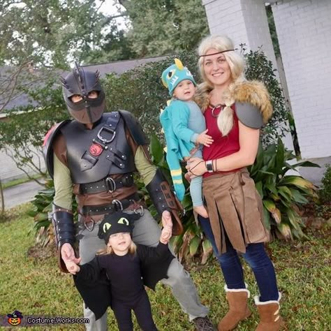 How to Train Your Dragon 2 Family Costume Dragon Family Costume, Baby Dragon Costume, Hiccup Costume, Halloween Toddler Boy, Diy Halloween Costumes For Girls, Diy Baby Halloween Costumes, 2 Halloween Costumes, Dragon Halloween Costume, Sibling Halloween Costumes