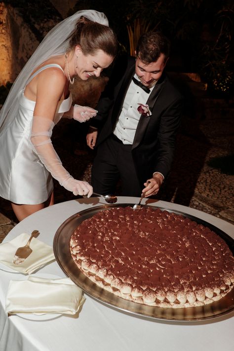 Italian Wedding Foods, Italian Wedding Cakes, Anti Bride, Tiramisu Cake, Big Table, Big Cakes, Tuxedo Shirt, Wedding In Italy, Unique Wedding Cakes