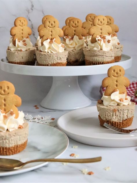 Mini Gingerbread Cheesecakes (No Bake) Gingerbread Mini Cheesecakes, Gingerbread No Bake Cheesecake, Mini Christmas Cakes Recipe, Mini Cheesecake Christmas, Christmas Cheesecake Cupcakes, Gingerbread Christmas Desserts, Mini Cakes For Christmas, Christmas Desert Cups, Mini Gingerbread Cheesecakes