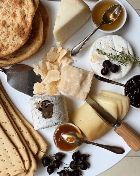 Appetizers For Party Aesthetic, Luxury Cheese Board, Monochromatic Charcuterie Board, Cheese Board Aesthetic, Charcuterie Board Aesthetic, Charcuterie And Cheese Board, Love Eat, Cheese Plate, Food Presentation