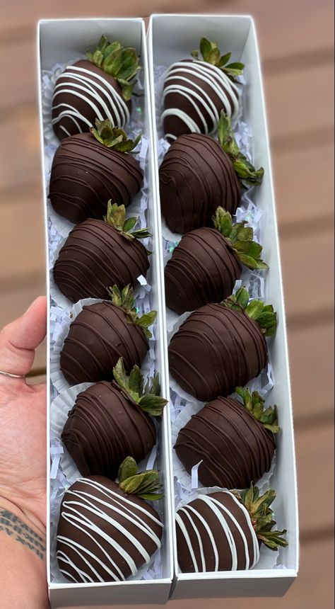 6 Chocolate Covered Strawberries, How To Package Chocolate Strawberries, Dark Chocolate Strawberries, Chocolate Covered Strawberries Packaging, Fancy Chocolate Covered Strawberries, Dipped Strawberry Ideas, Chocolate Covered Strawberries Gift, Strawberry Covered Chocolate, Birthday Chocolate Covered Strawberries