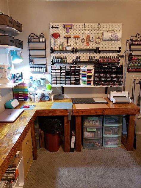 Art Set Up Aesthetic, Artist Desk Organization, Art Set Up, Art Studio Desk, Bureau Aesthetic, Jewelry Studio Space, Chamber Ideas, Dream Art Room, Art Workspace