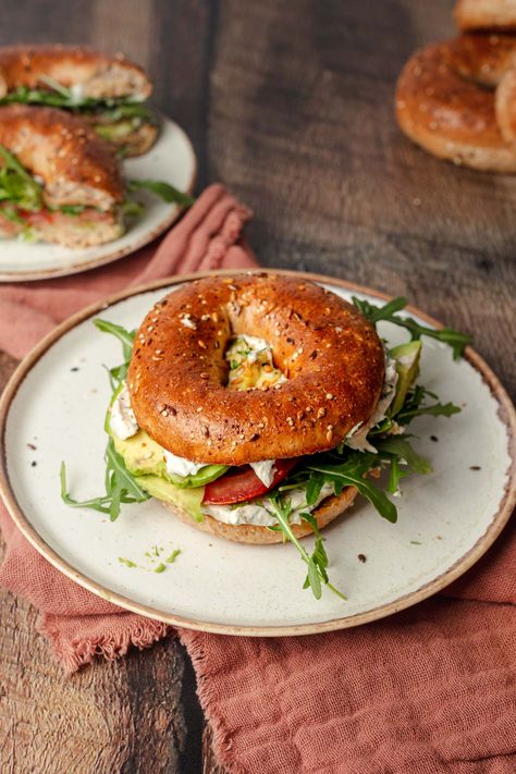 Bagel Fillings, Bagel Ideas, Bagel Avocado, Vegan Bagels, Dill Cream Cheese, Avocado Bagel, Breakfast Bagels, Cream Cheese Bagel, Bagel With Cream Cheese