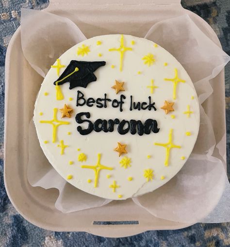 Minimalist Graduation Cake Design, Graduation Lunchbox Cake, Farewell Bento Cake, Cake For Farewell Party, Graduation Mini Cake, Minimalist Graduation Cake, Bento Cake Graduation, Graduation Bento Cake, Farewell Cake Designs