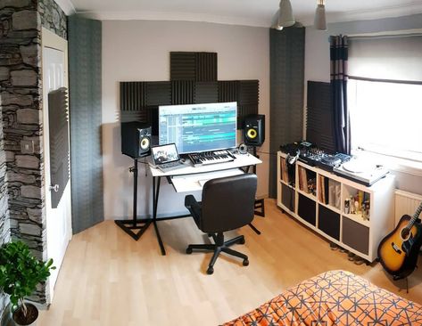 How to Transform a Spare Room into a Home Music Studio | Extra Space Storage Home Dj Studio, Dj Room Ideas, Dj Studio Room Ideas, Music Studio Room Home, Studio Room Design, Ruangan Studio, Home Studio Desk, Dj Studio, Music Room Design