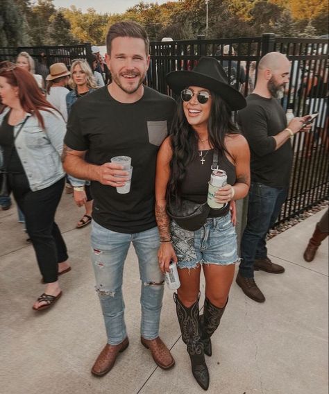 Outfit With Red Boots, Western Concert Outfit, Country Music Concert Outfit, Outdoor Concert Outfit, Country Music Outfit, Nashville Style Outfits, Summer Country Concert Outfit, Summer Boots Outfit, Concert Outfit Fall