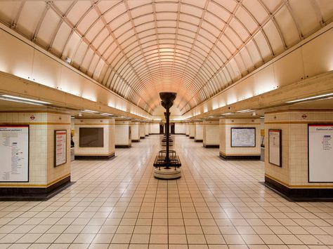 7 places in London that look straight out of a Wes Anderson movie Dance Floor Ideas, Accidentally Wes Anderson, Liminal Places, Metro Design, Wes Anderson Movie, Scene Inspiration, Wes Anderson Movies, Film Blade Runner, London Tube