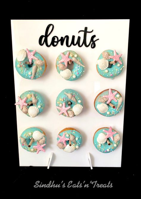 Mermaid Donuts Ideas, Mermaid Dessert Table, Donut Decorating Ideas, Donut Tower, Beach Themed Cakes, Sea Party Ideas, Summer Cupcakes, Mermaid Theme Birthday Party, Cute Christmas Cookies