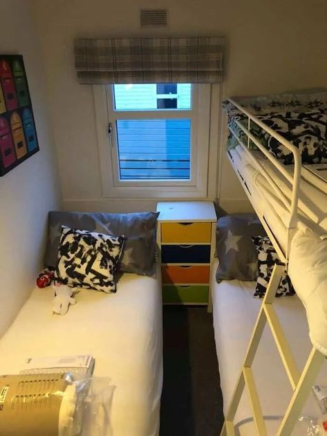 This Irish Caravan Is Cute! • Mobile Home Living Cute Mobile Home, Caravan Bedroom, Caravan Bunk Beds, Caravan Bunks, Small Caravans, Static Caravan, Caravan Home, Caravan Decor, Single Wide Mobile Homes