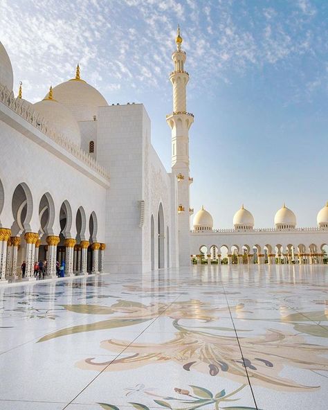 Just like a jewel! 💕100k tones of pure white marble were used for the construction of Sheikh Zayed Mosque. The inlaid flower decorations include semi-precious stones and everywhere there are only natural colours. A true artistic masterpiece! Wh Old Dubai, Sky Scrapers, Dubai Resorts, Sheikh Zayed Mosque, Abu Dhabi Travel, Dubai Trip, Zayed Mosque, Dubai Travel Guide, Dubai Holidays