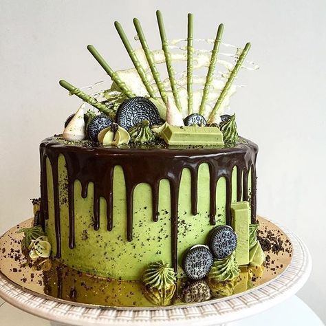 Emerald City Matcha cake with Matcha pocky, Oreo and Matcha Kit Kat // Wizard of Oz and Katherine Sabbath inspired Pocky Oreo, Matcha Kit Kat, Matcha Kit, Green Tea Dessert, Green Tea Cake, Matcha Dessert, Matcha Cake, Green Tea Recipes, Green Cake