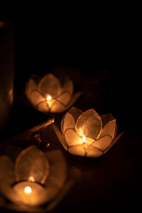 three lighted yellow tealights photo – Free Image on Unsplash Vintage Candle Aesthetic, Gold Colour Wallpaper, Candle Light Aesthetic, Candlelight Aesthetic, Classy Cottage, Lotus Light, Lanterns Light, Flag Maker, Calming Aesthetic