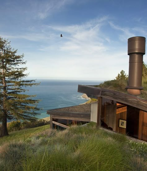 Post Ranch Inn, Big Sur and Central Coast, United States - book through i-escape.com || Exquisitely positioned and utterly romantic lodge on a ridge overlooking the Pacific: one of California's top hotels Big Sur California Houses, Big Sur Architecture, Big Sur Home, Big Sur House, House Exterior Remodel, California Cabin, Post Ranch Inn, Beach Shacks, California Architecture