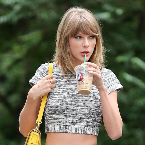 I Tried Taylor Swift’s Diet and It Was a Joy Hairstyles Taylor Swift, Taylor Swift Diet, Taylor Swift Short Hair, Taylor Swift Hair Color, Taylor Swift Haircut, Taylor Swift Bangs, Red Carpet Hairstyles, Lob With Bangs, Red Carpet Hair