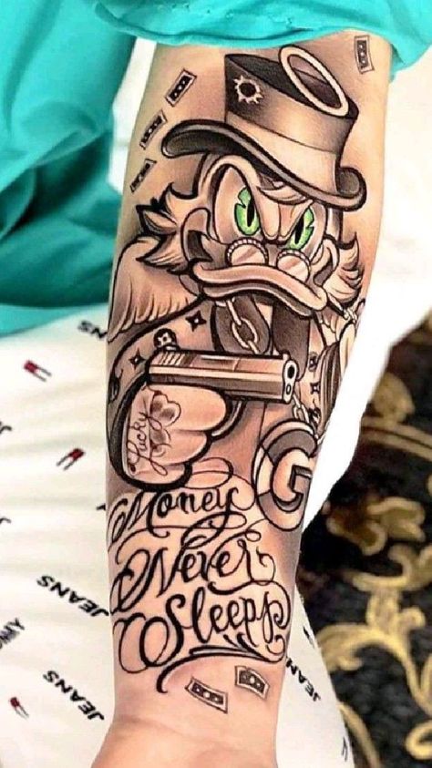 Tatuajes del Pasado: Historias Antiguas en Piel #TatuajesDelPasado #TatuajesVaroniles #HistoriasAntiguas #TatuajesMasculinos #InkHombres Arm Cover Up Tattoos, Leg Band Tattoos, Poker Tattoo, Lion Tattoo Sleeves, Half Sleeve Tattoos Drawings, Gangsta Tattoos, Money Tattoo, Men Tattoos Arm Sleeve, Chicano Art Tattoos