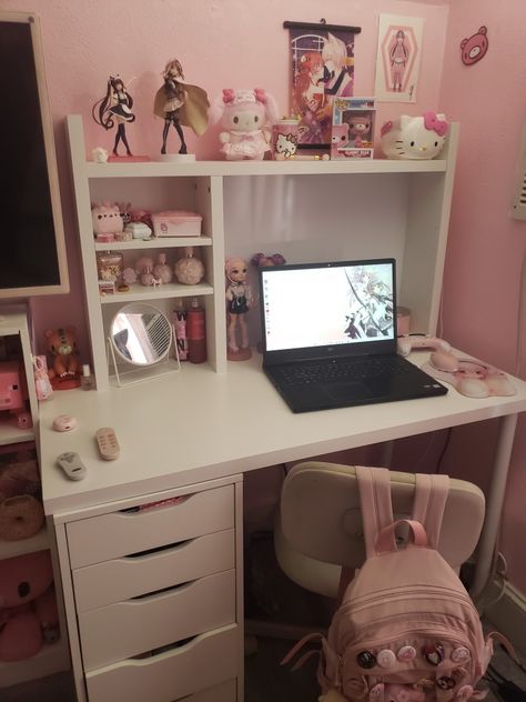 Kawaii Side Table, Cute Bedroom Ideas Pink, Cutecore Lifestyle, Aesthetic Pink Room Decor, Room Pink Aesthetic, Kawaii Aesthetic Room, Laptop Desk Setup, Cutecore Bedroom, Cute Pink Room