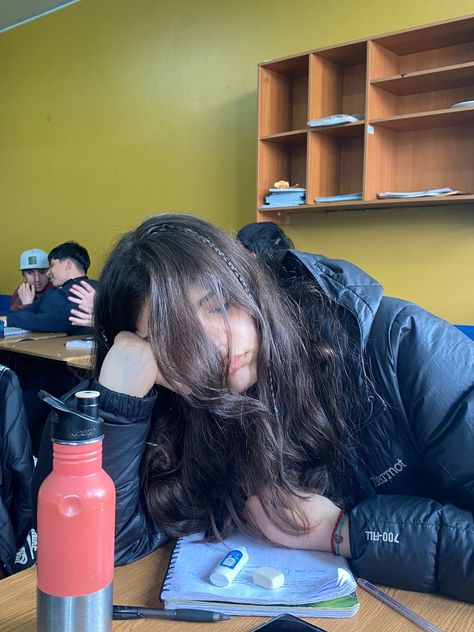 Class/ high-school aesthetic cute girl sleeping sleep in class boring pic studying Sleeping In School Aesthetic, Skipping Class Aesthetic, Sleeping In Class Aesthetic, Class Aesthetic School, Boring Mood, School Mood, Boyfriend Sleeping, Sleep Positions, Class Pictures