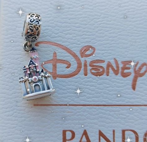 Pandora Travel, Pandora Bracelet Charms Ideas, Bracelets Pandora, Pandora Jewelry Charms, Pandora Disney, Gift Inspo, Charms Bracelets, Pandora Bracelet Charms, Disney Jewelry