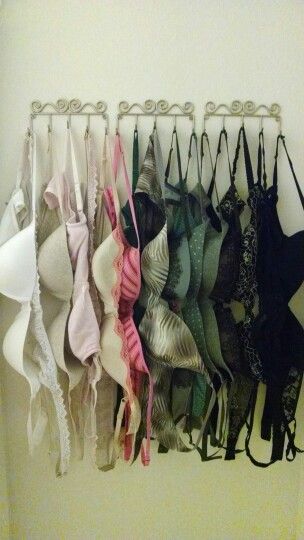 Quick and easy bra storage - bathroom hooks hung behind the closet door - great for small spaces with no room for a dresser Closet Hacks, Dollar Store Diy Organization, Smart Tiles, Dollar Store Organizing, Dressing Rooms, Flat Ideas, Creative Idea, Bedroom Decorating, Master Closet