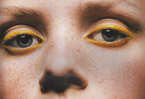 Yellow eyeliner - I wish they'd shown her entire face because I can't tell if this is super cool or borderline terrifying Party Make-up, Eyeliner Hacks, Behind Blue Eyes, Looks Pinterest, Editorial Makeup, Eye Make, Prince Charming, Face Art, Metropolis