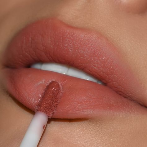 Warm Nude Lipstick, Coral Lipstick Makeup, Moana Makeup, Prom Lips, Guard Makeup, Natural Lip Shades, Makeup Moodboard, Blotted Lip, Soft Lipstick